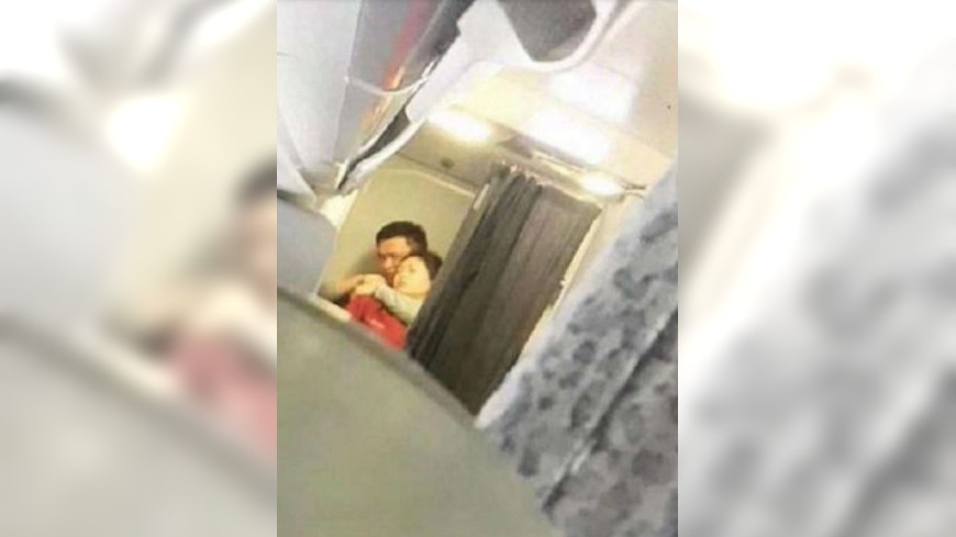 鎖喉抵脖!中國航空遭劫機 男挾持空服員畫面曝光