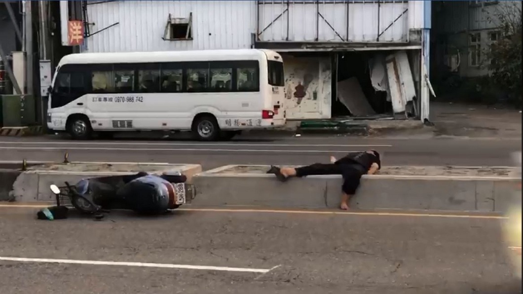 扯!疑酒駕自撞分隔島 男在分隔島上睡爽爽