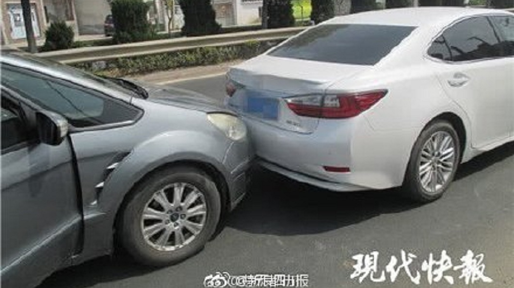 哪招？見到帥哥想認識他　女開車追撞要電話