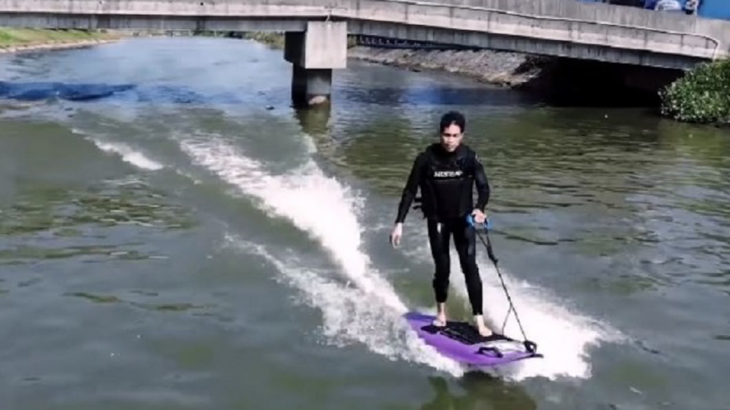 不用再苦苦等浪! 飆速電動衝浪板正夯