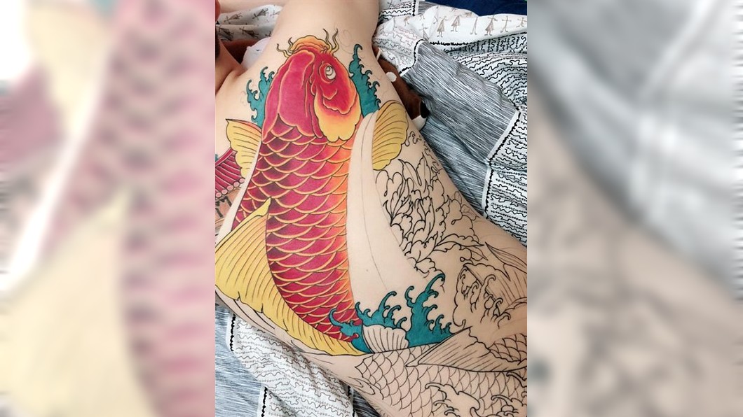 原PO將鯉魚旁的水花上色，讓鯉魚更加栩栩如生。圖／翻攝爆料公社