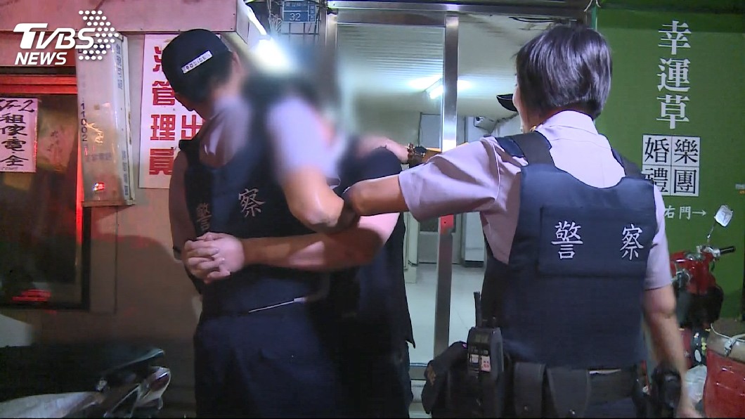 醉男躺馬路險遭輾 警獲報趕到反被「抱緊」
