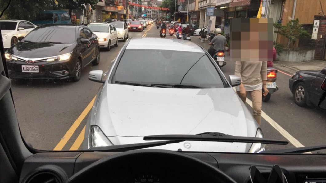 賓士女逆向超車 下車解釋被狂叭「倒車讓路」