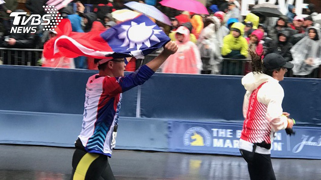 台灣選手不畏風雨　披國旗跑波士頓馬拉松