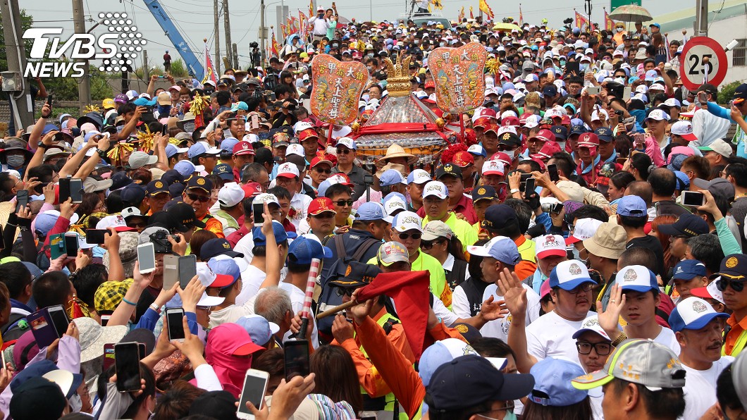 大甲媽祖祝壽大典　信徒擠滿街道祈福