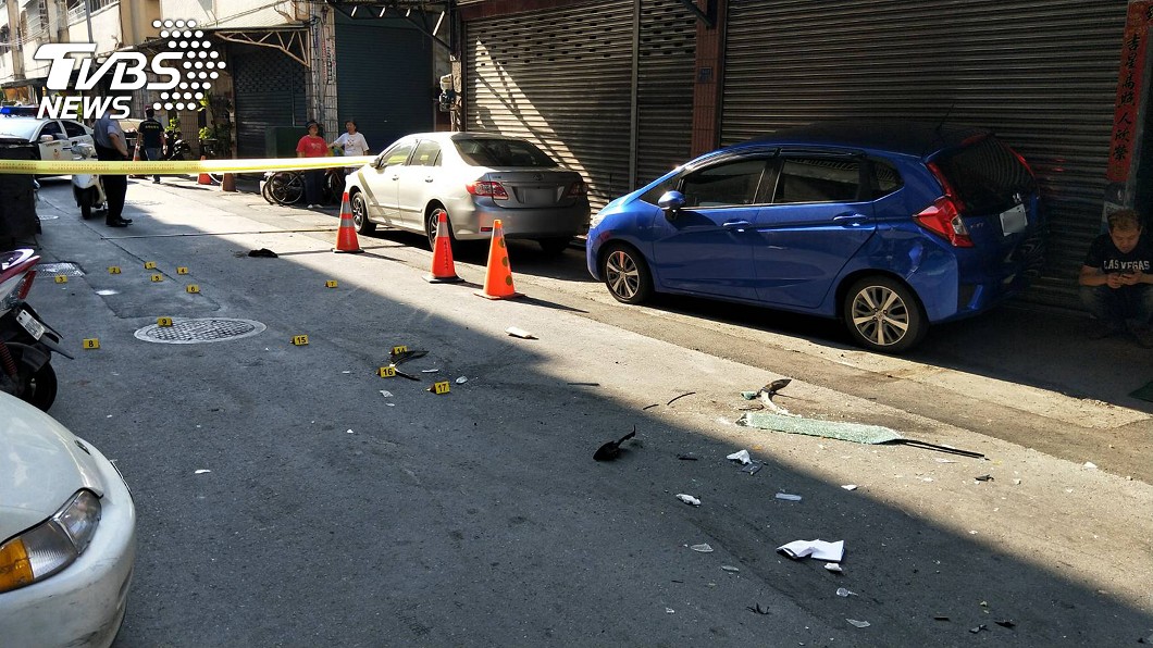 毒嫌撞警車拒捕 警當街開10多槍逮人
