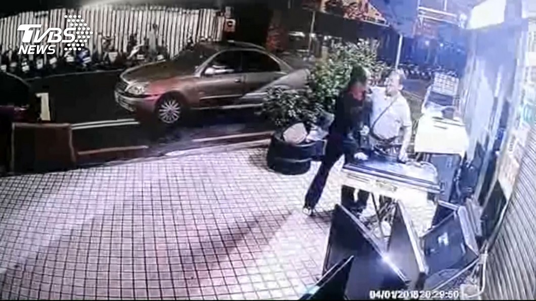 維修電視喇叭爆衝突! 電器行變武打行
