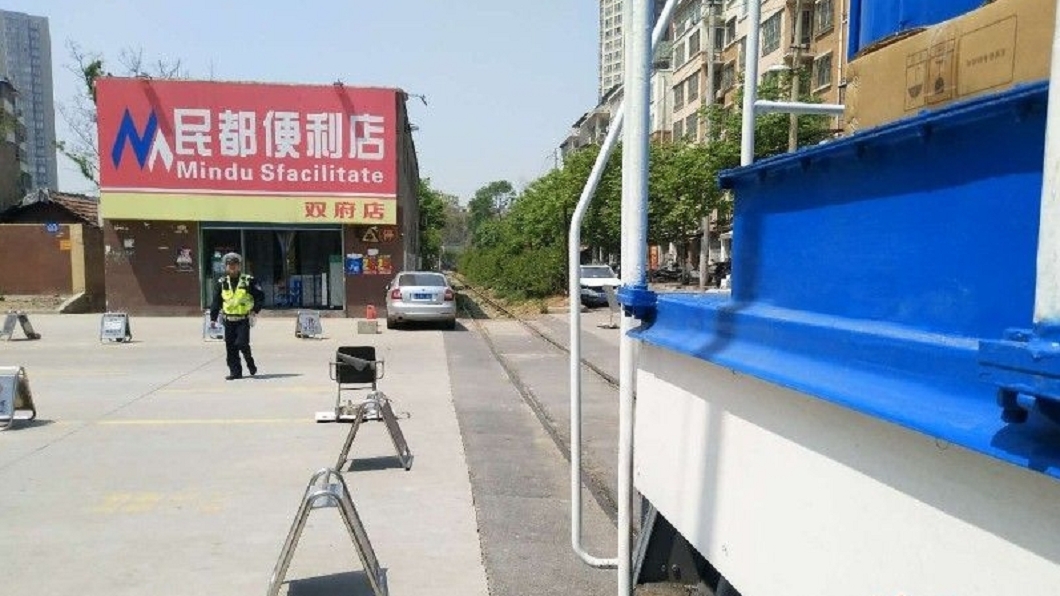 扯!車放鐵軌旁就閃人 逼停火車半小時