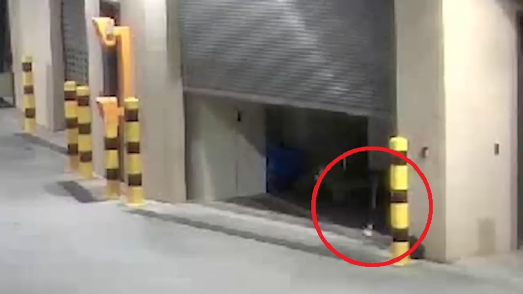 無人車庫深夜自開 鬼掃把飛出來嚇壞警方