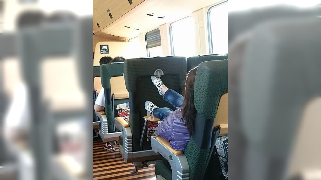 丟臉丟到日本!女童把腳放餐桌 母嗆:小孩又沒關係