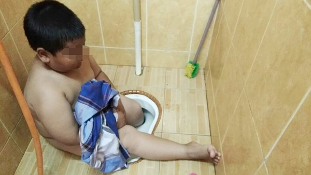 糗!小胖弟腳卡馬桶洞 消防員鎚破便盆神救援