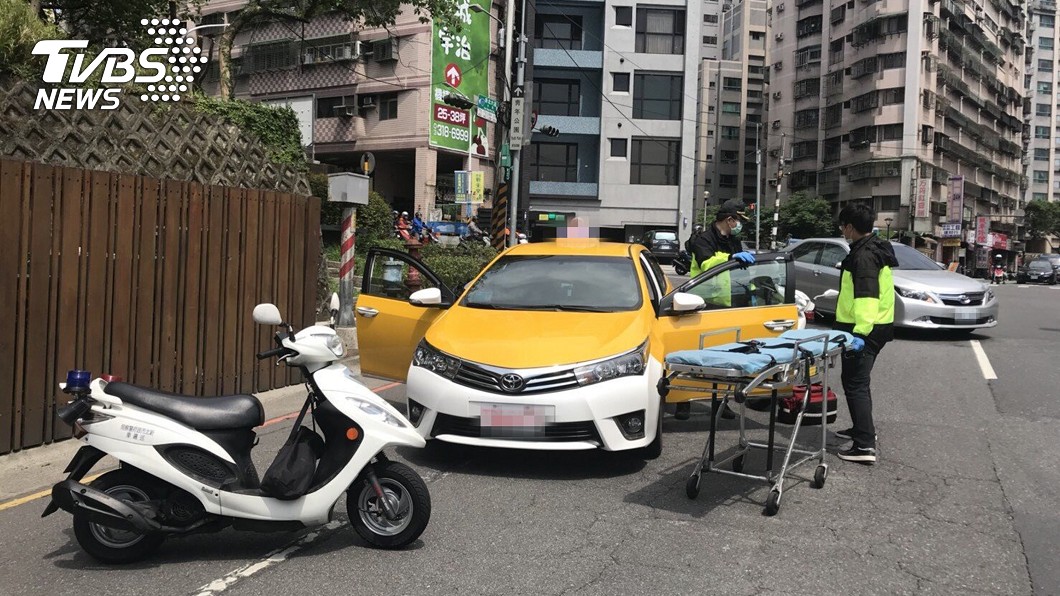 小黃司機身體不適車停路中 新北警搶救送醫