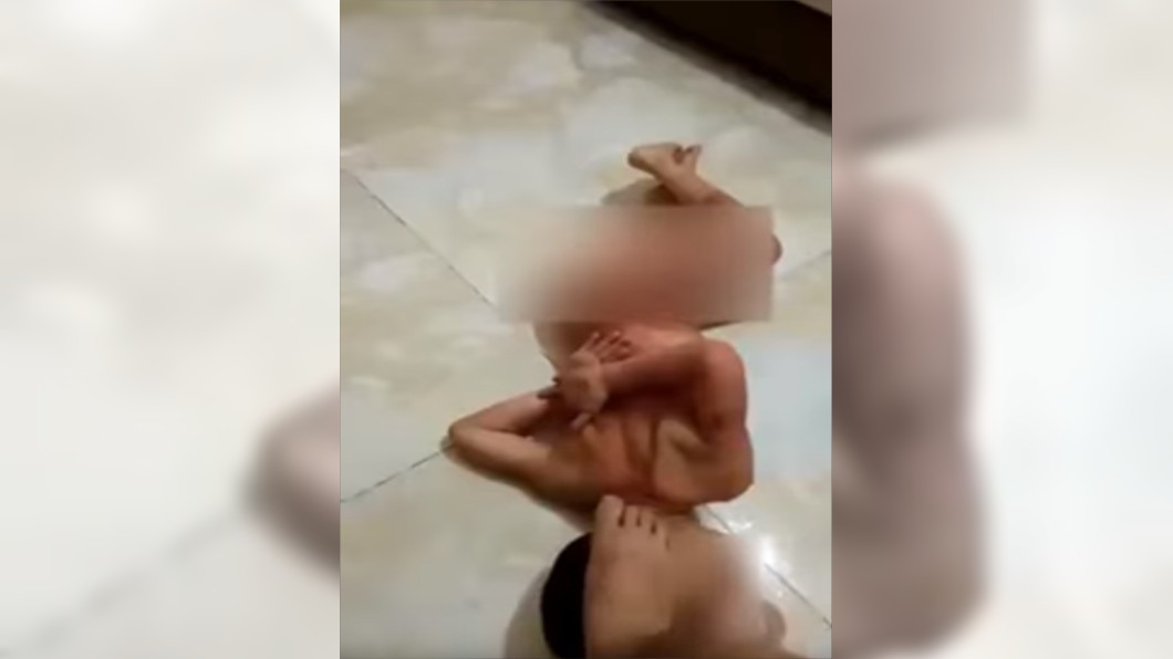 還是人嗎？赤裸男童遭踩頭鞭打　全身紅腫被虐影片曝光