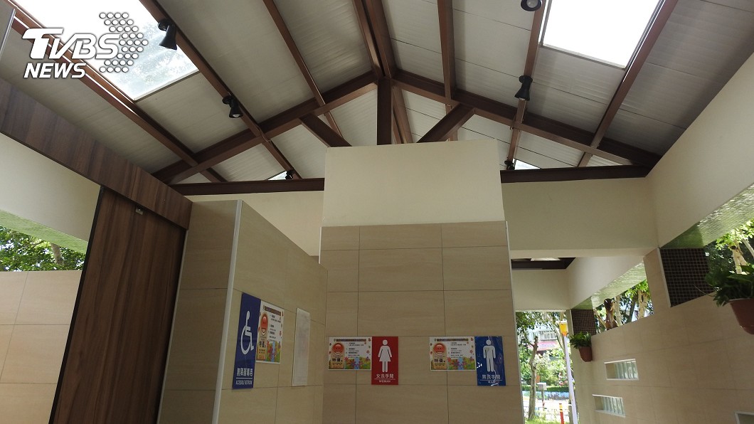 板橋八德公園公廁玻璃反光 民代抨春光外洩