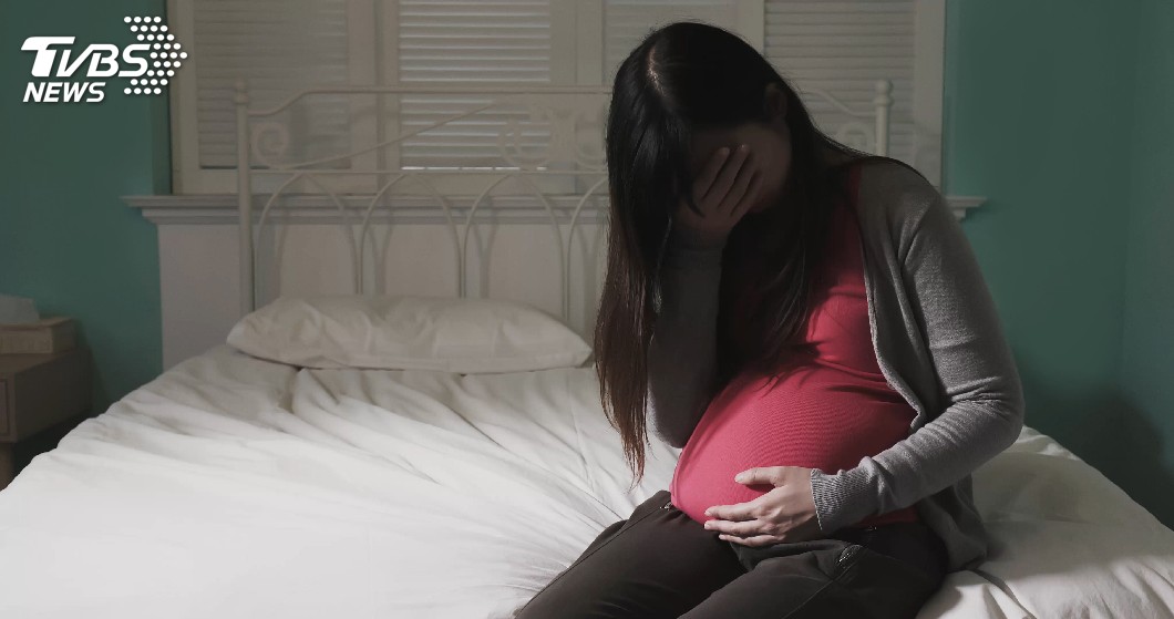 妊娠41週怕催生！孕婦破水驚見「濃稠墨綠」胎便