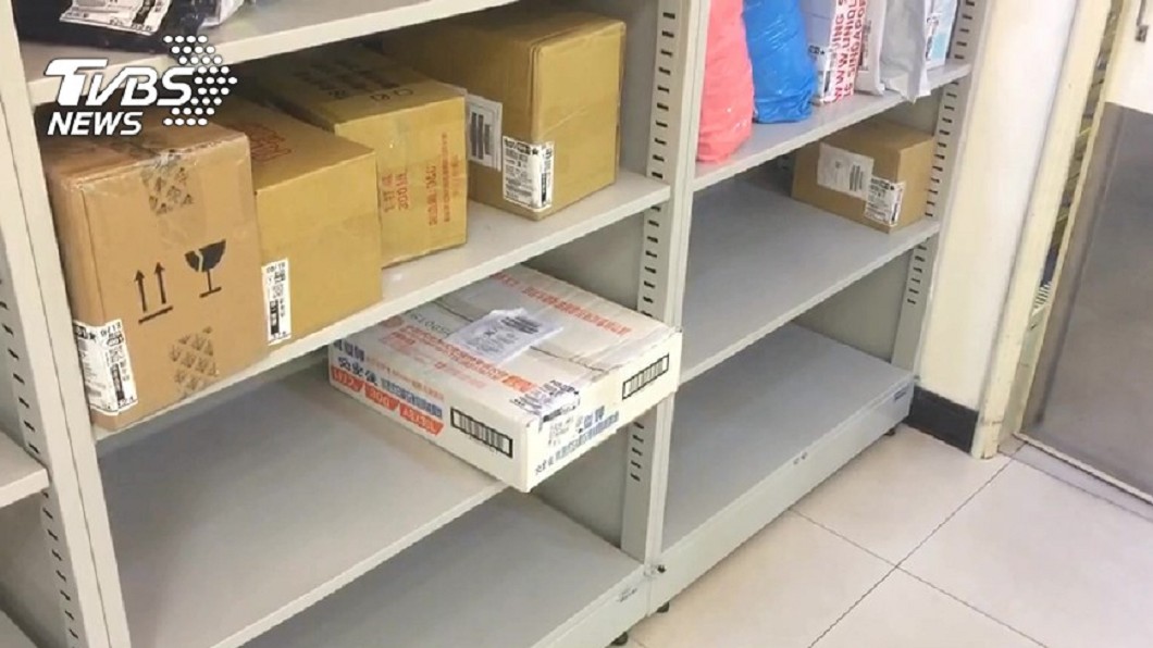 0元包裹沒證件不給領 奧客嗆店員:為難你們我很開心!