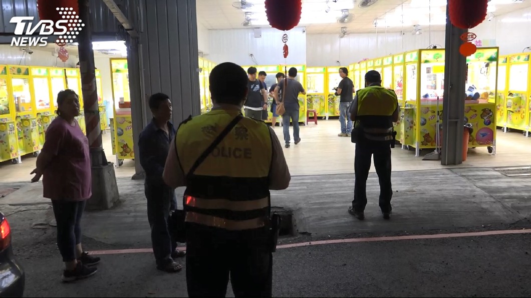 疑娃娃機主制止店內抽菸　遭對方撂人報復