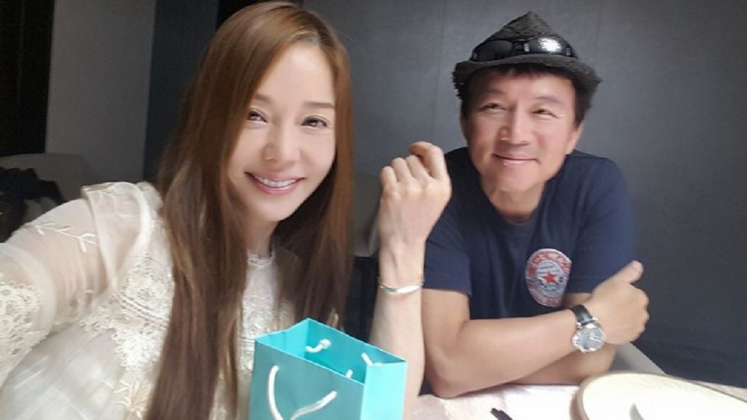 狄鶯去年生日開心發文,秀出老公送的手環。翻攝/狄鶯臉書
