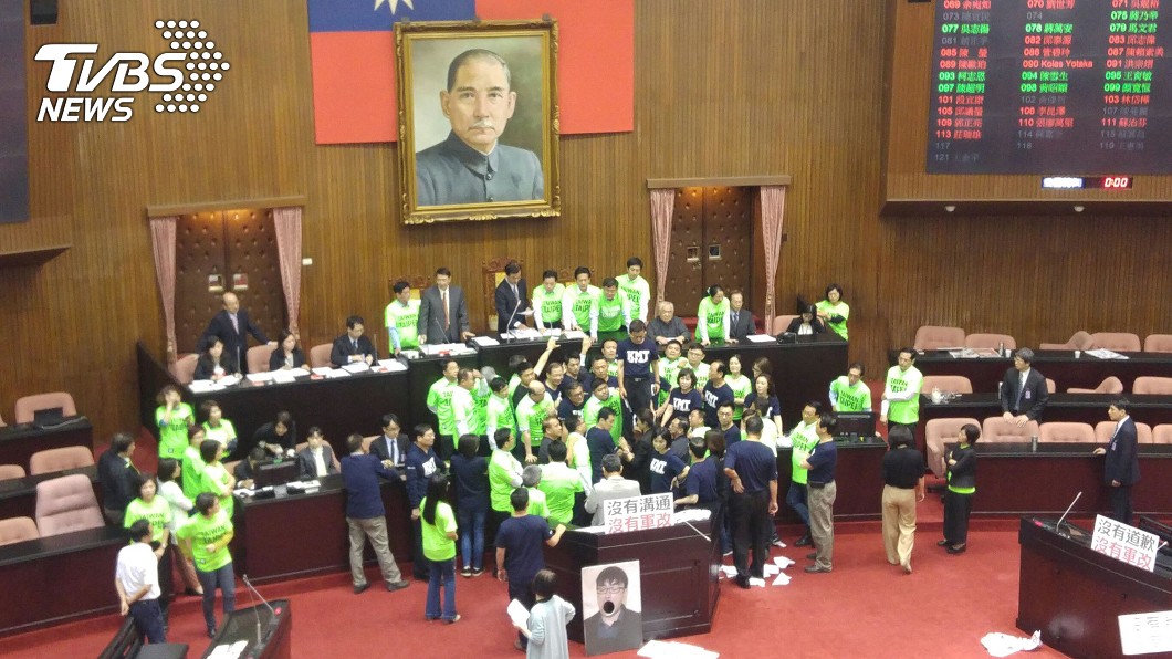 軍改案立院付委不同調 朝野立委肢體衝突