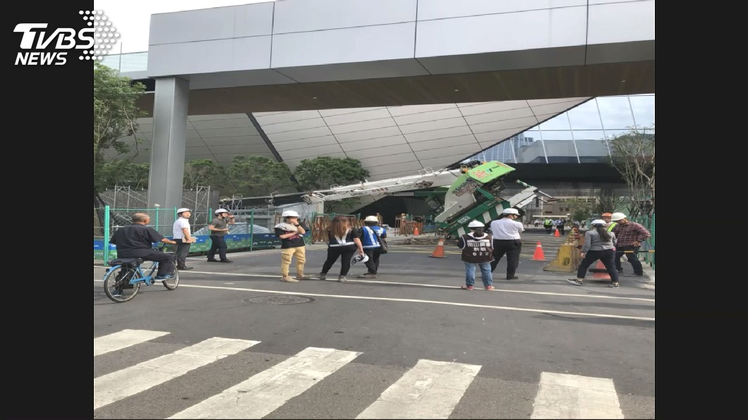 快訊/信義區工地吊車傾倒! 工人臉部撕裂傷送醫