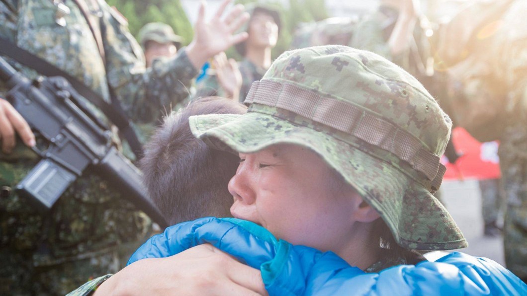 動人!巾幗媽媽行軍11天抵營 見兒「瞬間淚崩」