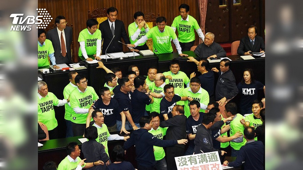 藍委爬主席台被推落 柯建銘:蘇嘉全是正當防衛