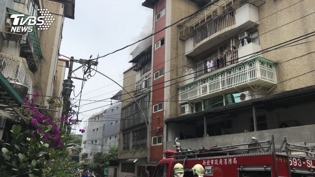 快訊/汐止公寓竄濃煙!警消搶救 一人命危