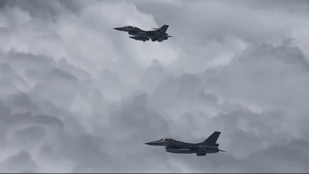 保護三軍統帥! 蔡總統返國、4架F-16伴飛