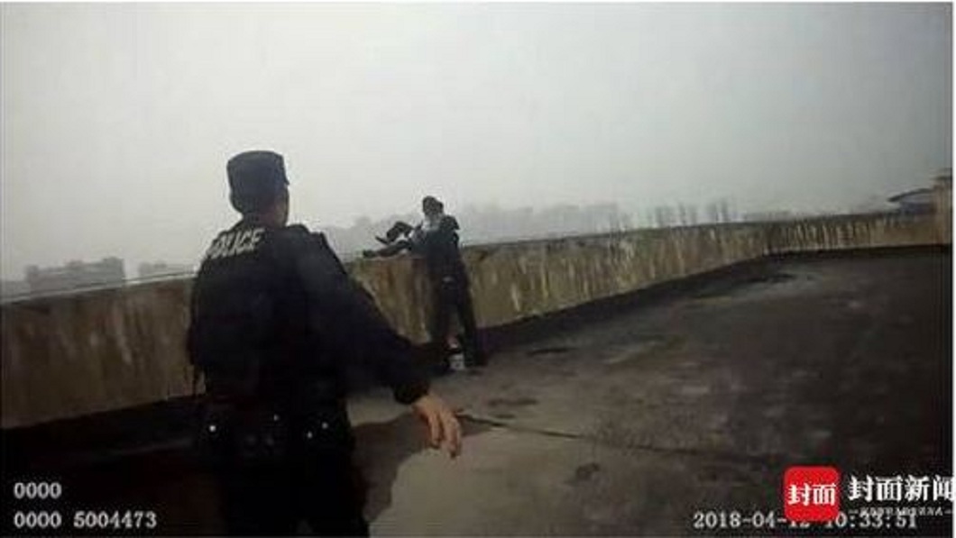 哪招?女爬頂樓欲輕生 哭喊:公司裁員沒裁我
