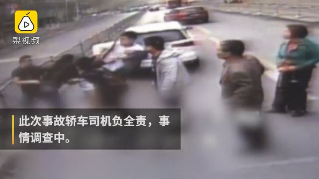 男蛇行還阻擋公車叫囂　全車乘客氣炸下車圍毆他