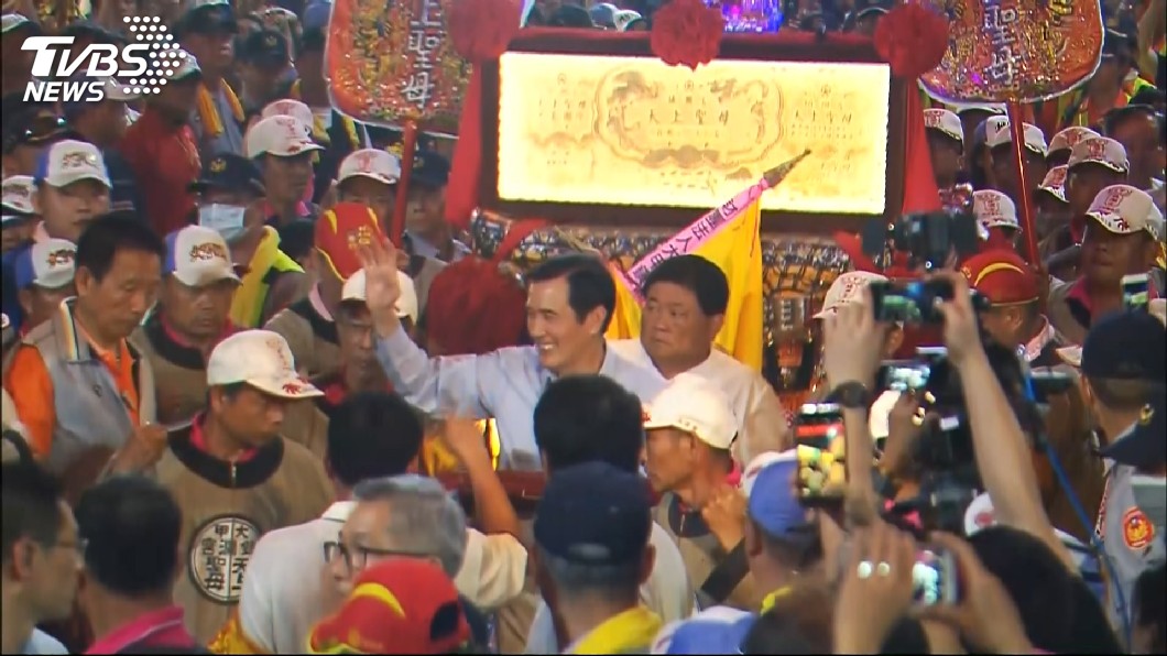 馬英九扶轎護駕迎大甲媽 展現高人氣
