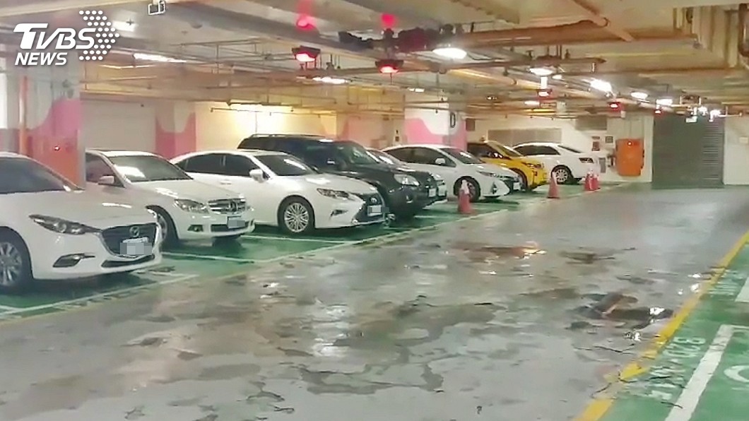二航廈停車場漏水 馬桶給水組損壞清水外溢