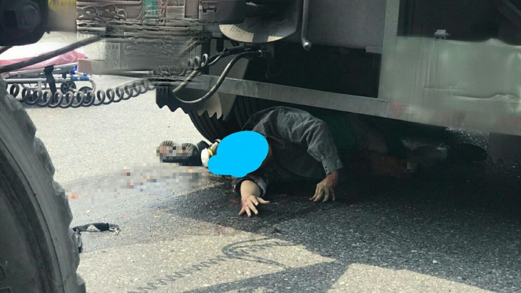 慎入!騎士慘遭拖板車碾壓 「血肉模糊」雙手撐地