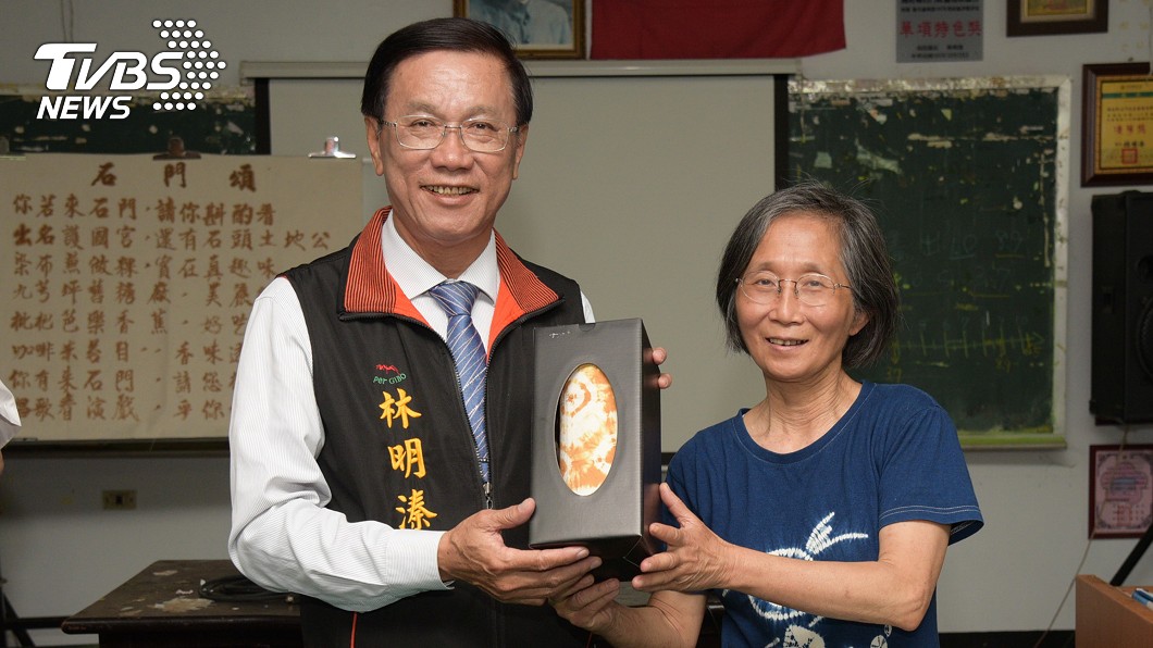 林明溱訪社區長照　鼓勵長輩多動更健康