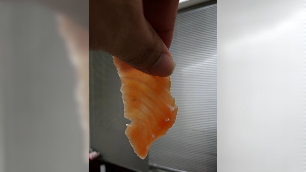 網友PO出買到生魚片薄可透光的鮭魚握壽司。圖/翻攝自COSTCO 好市多 消費經驗分享區臉書