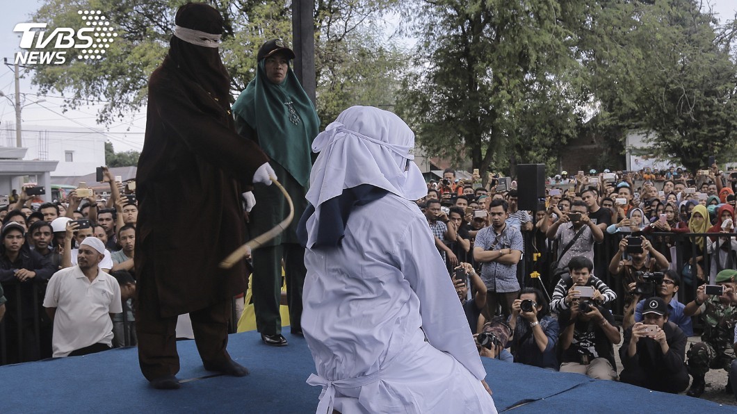 情侶公開調情遭鞭刑　印尼上千民眾圍觀
