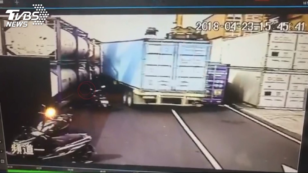 聯結車閃車撞貨櫃 報關員夾頭命危