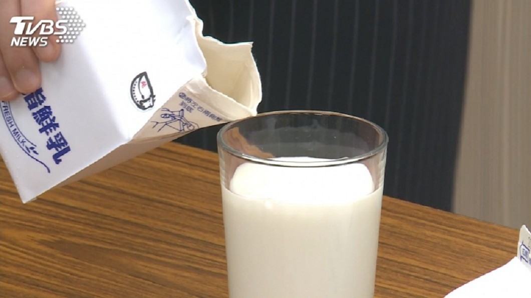 小孩打翻牛奶推給店員清　媽媽身教遭批「沒水準」