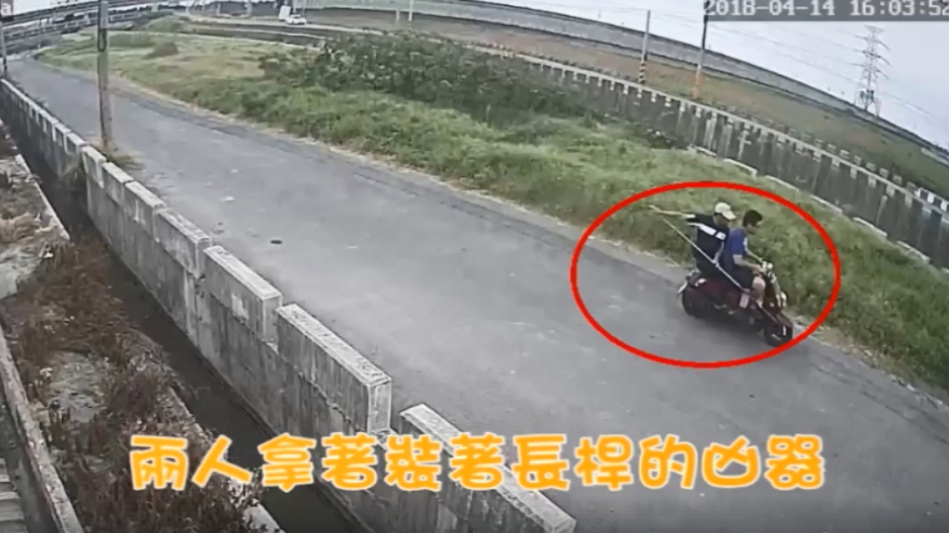 兄弟檔騎車獵殺黑狗 「長矛刺心臟」噴血6秒亡