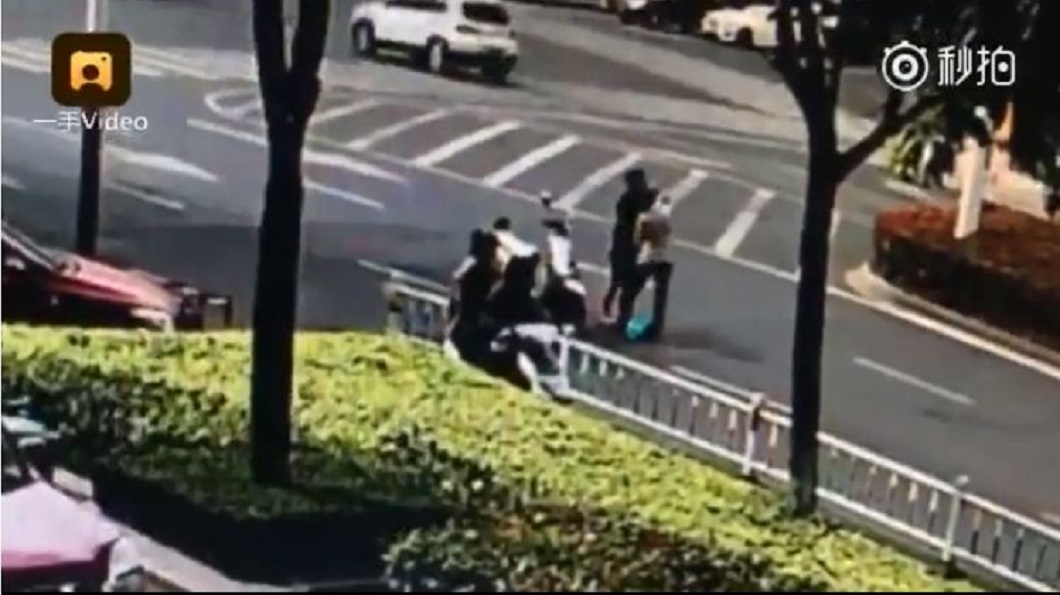 其他民眾見狀,趕快把小寶寶抱起,避免遭到意外。(圖/翻攝自梨視頻)