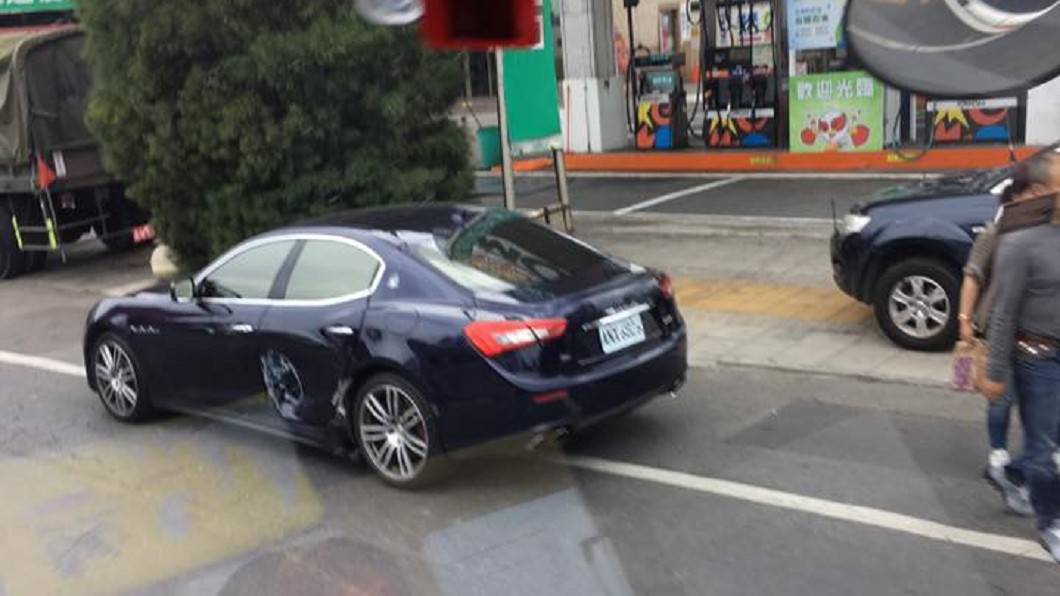 快訊／軍用貨車撞凹超跑！民眾圍觀　肇責待釐清