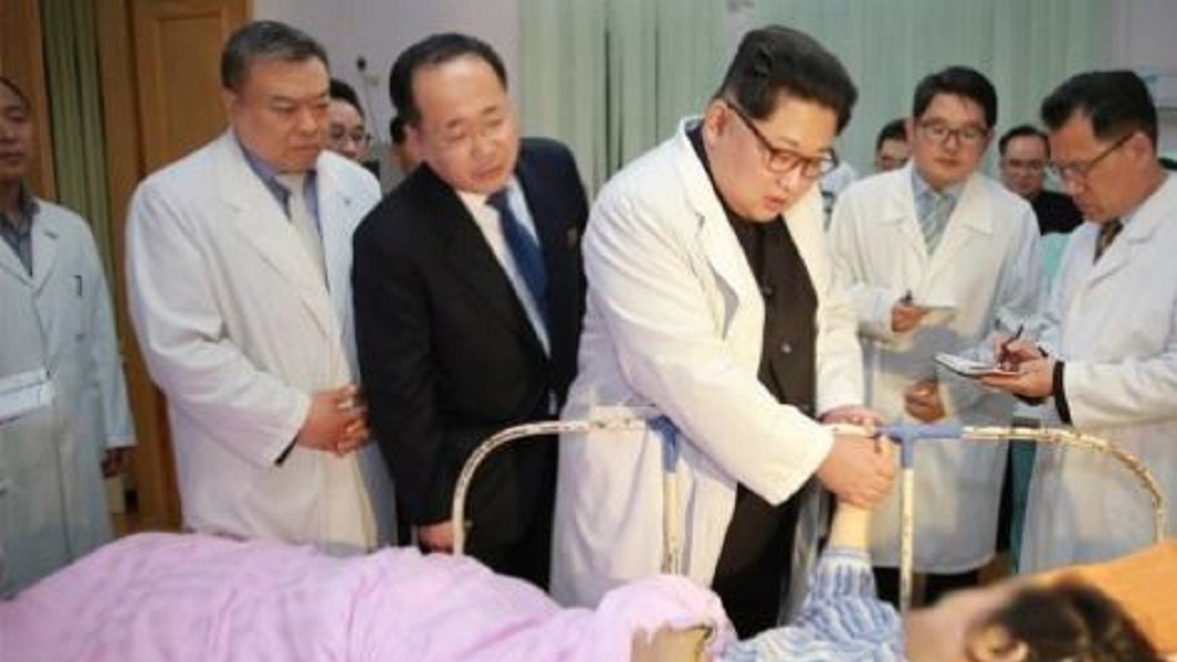 北韓陸客車禍　金正恩著白袍親赴院探傷