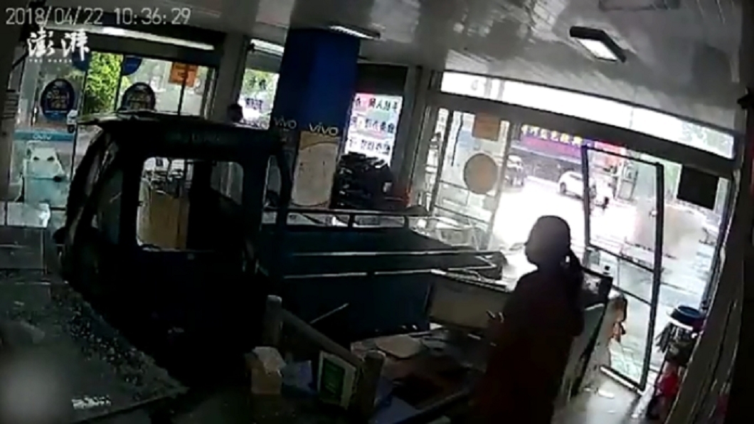 大陸江蘇泰興一間通訊行遭貨車撞入，但駕駛竟然是一條狗。圖／翻攝自澎湃新聞