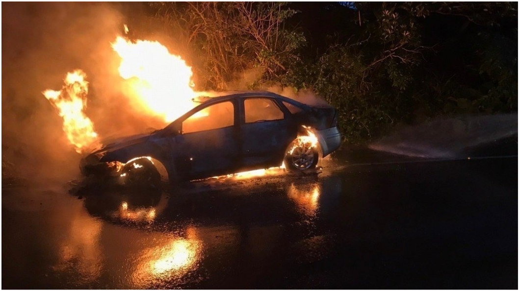 不想死了！燒炭輕生火太旺　男跳車快逃看呆