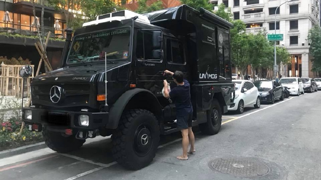 車主幹大事！千萬霸王級賓士露營車現身街頭　塞爆停車格
