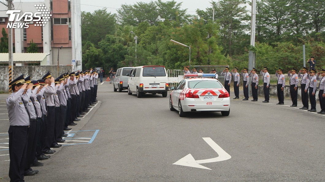 為殉職同事送行　上百國道警淚眼行禮