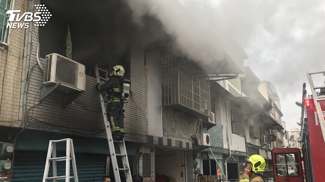 高雄透天厝火警 警消救5受困民眾送醫