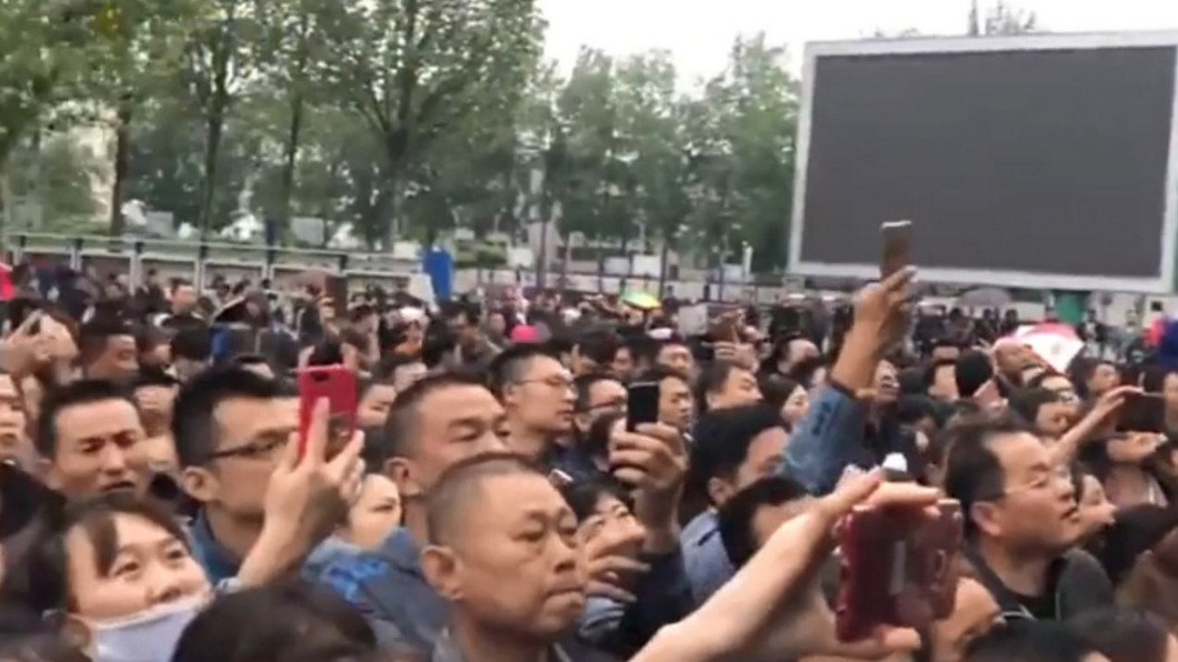 拚名額 陸小學面試家長帶娃擠倒校門