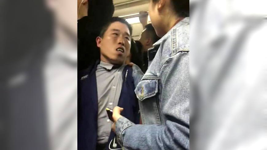 變態地鐵襲胸 遭妹子揪衣領怒嗆「舒服嗎」嚇呆