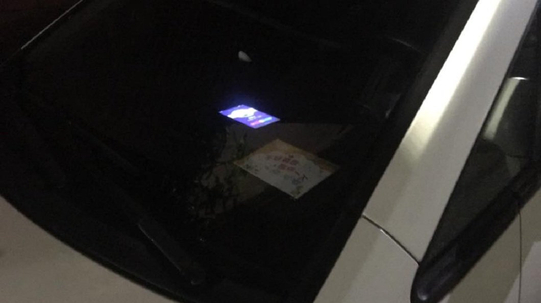 高招！他臨停車留「電話」　網笑：這招要學起來